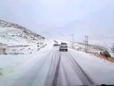 جاده برفی و ترافیک نیمه سنگین در محورهای ورودی تهران