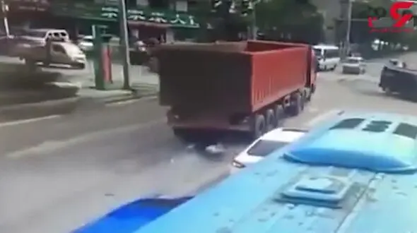 لحظه زیر گرفتن یک مرد جوان توسط کامیون 18 چرخ + فیلم