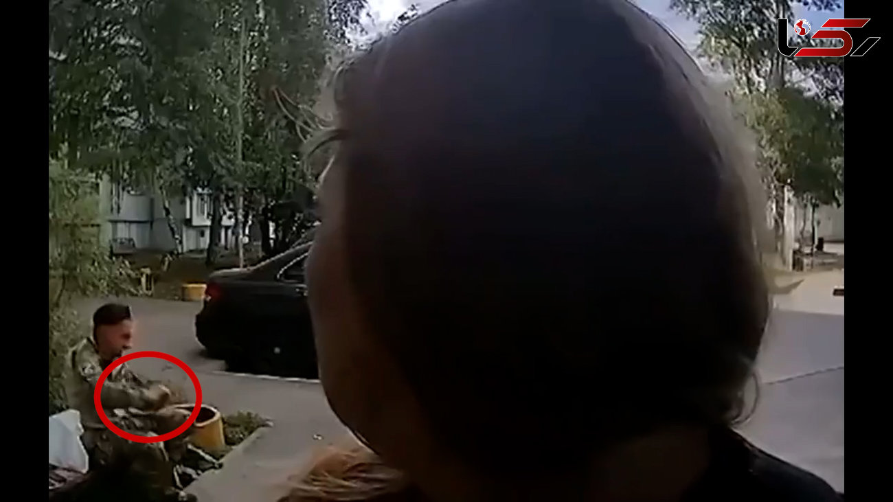 سرباز برای سرگرمی کودکان نارنجک پرتاب می کند