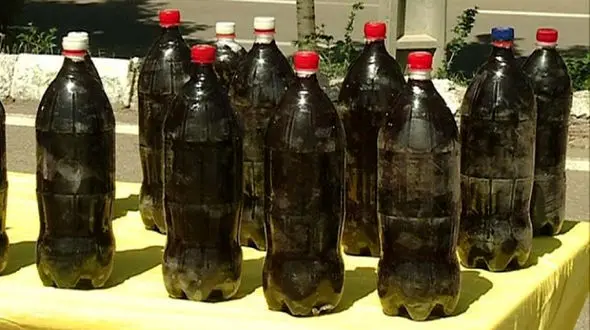 نوشیدنی با طعم تریاک / پلیس اصفهان بطرها را در خودروی سواری کشف کرد 