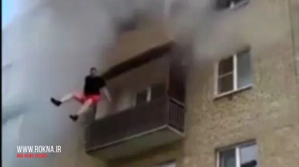 مردم به جای سلفی گرفتن چند زندگی را نجات دادند / مرد از خانه آتش گرفته بچه هایش را به بیرون پرت می کرد+فیلم