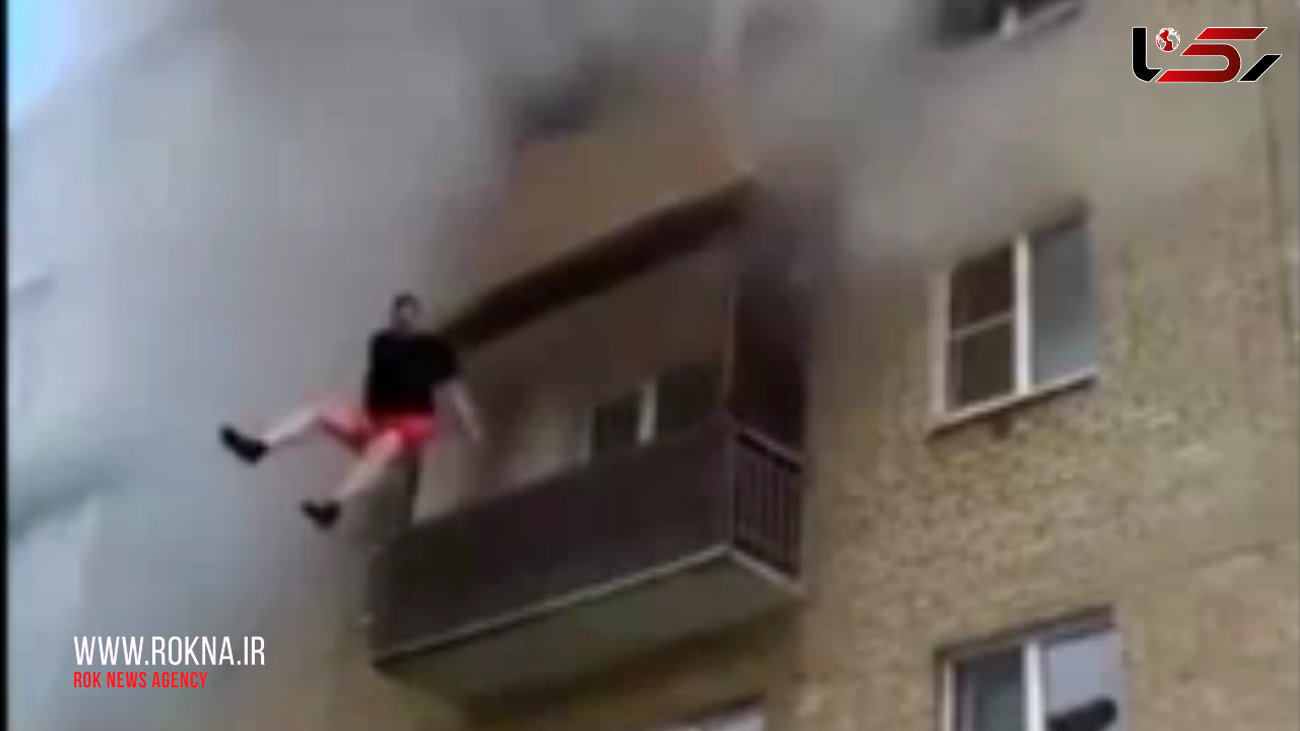 مردم به جای سلفی گرفتن چند زندگی را نجات دادند / مرد از خانه آتش گرفته بچه هایش را به بیرون پرت می کرد+فیلم