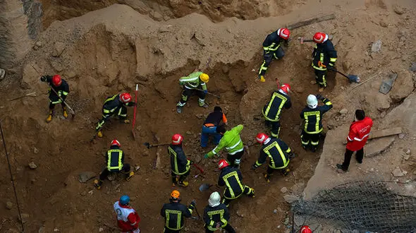 ملک فرسوده در خیابان 17 شهریور فرو ریخت/ تخریب کامل خانه متروکه در میدان خراسان 