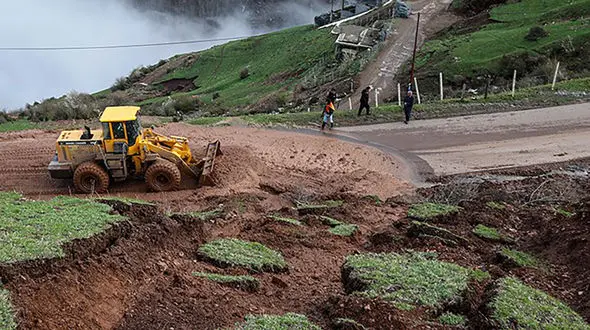 زمین این روستا ناگهان حرکت کرد / نیمی از روستای کرکسر هوراند تبریز ویران شد