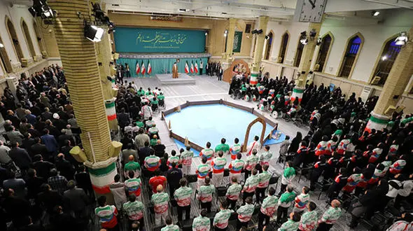 پوشش متفاوت دختر تکواندوکار در دیدار با رهبری 