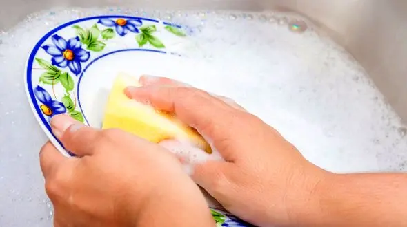 شستن ظرف‌ها با آب سرد بهتر است یا آب گرم؟