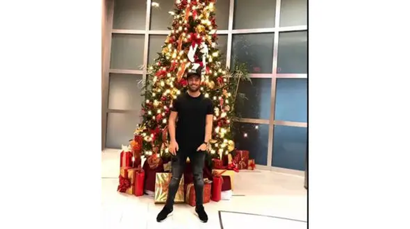 عکس / ژانویه محمد رضا گلزار با درخت کریسمس زیبایش