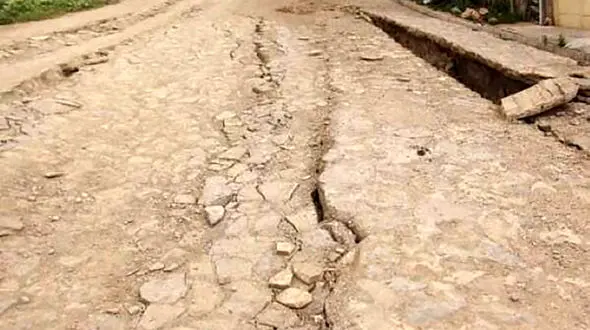 زمین یک کوچه در گرگان دهان باز کرد / همه ترسیدند + عکس
