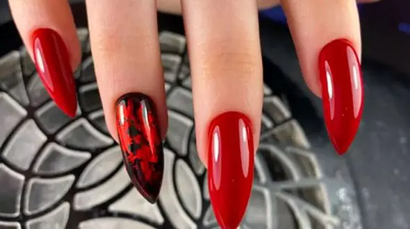 زیباترین طراحی‌ های ناخن با لاک قرمز برای استایل‌ های خاص