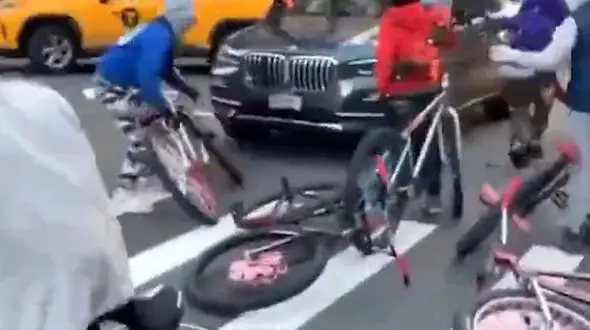 فیلم حمله وحشیانه به خودروی لاکچری در وسط خیابان / همه دوچرخه سوار بودند