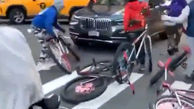 فیلم حمله وحشیانه به خودروی لاکچری در وسط خیابان / همه دوچرخه سوار بودند