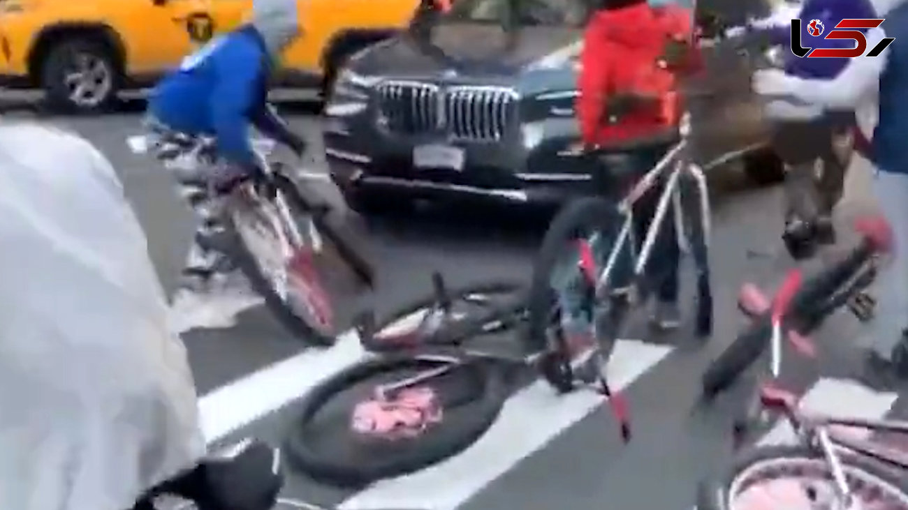 فیلم حمله وحشیانه به خودروی لاکچری در وسط خیابان / همه دوچرخه سوار بودند