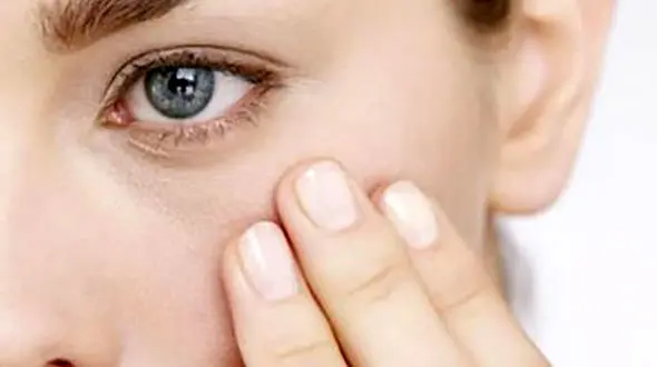 روغن و کرم های مخصوص و مفید برای دور چشم