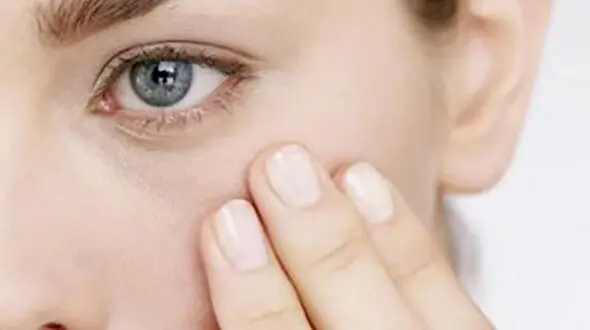 روغن و کرم های مخصوص و مفید برای دور چشم