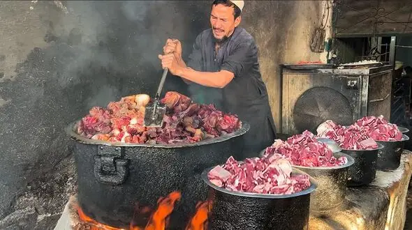 فیلم/ غذای خیابانی پیشاوری؛ فرآیند پخت آبگوشت پاکستانی با 150 کیلو گوشت 