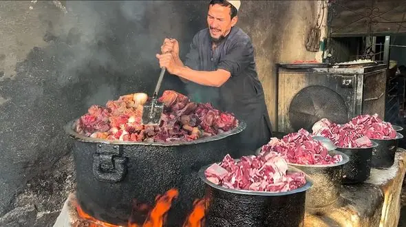 فیلم/ غذای خیابانی پیشاوری؛ فرآیند پخت آبگوشت پاکستانی با 150 کیلو گوشت 