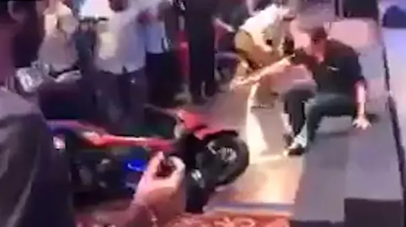 حادثه عجیب در هنگام معرفی موتور جدید هوندا  + فیلم