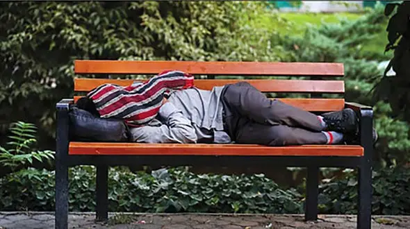 اسکان ۱۶۰۰ کارتن خواب در شب برفی تهران در گرمخانه های پایتخت