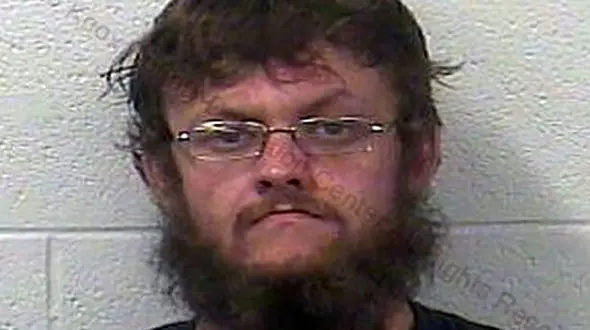 فروختن دختر توسط ناپدری پلیدش در پمپ بنزین + عکس