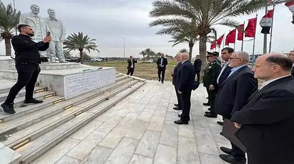 ادای احترام وزیر کشور به مقام شهیدان حاج قاسم سلیمانی و ابومهدی مهندس