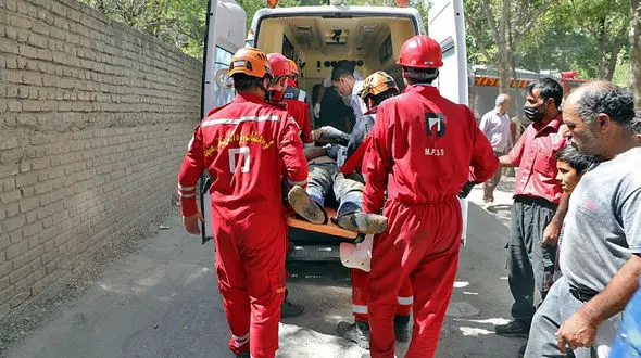 9 عکس از عملیات نفسگیر آتش نشانان برای نجات مرد جوان از عمق چاه در مشهد