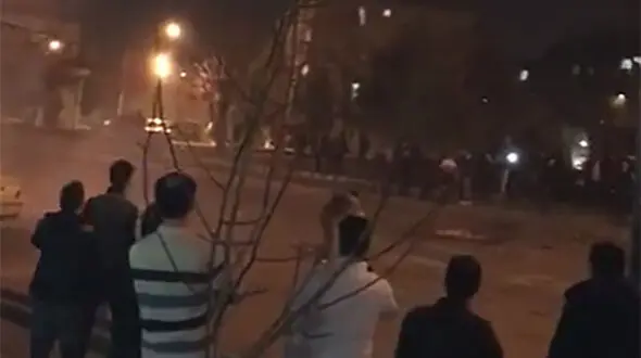 فیلم / شادی مردم تبریز در میان انفجارهای خیابانی