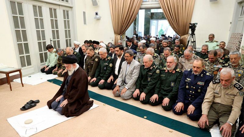 حضرت آیت‌الله خامنه‌ای ، رهبر معظم انقلاب اسلامی در دیدار جمعی از فرماندهان عالی نیروهای مسلح 