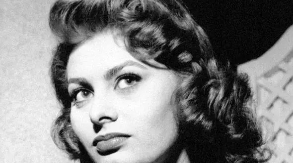 عکس؛ سفر در تاریخ؛ سوفیا لورن مشغول بازی بیلیارد با سربازان آمریکایی؛ سال 1333