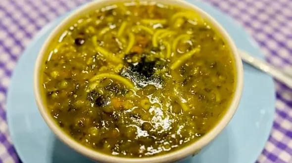 طرز تهیه آش رشته با سبزی خشک / فیلم