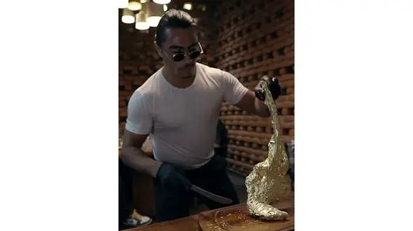 استیک طلای ۴ میلیونی فوتبالیست معروف جنجالی شد + عکس 