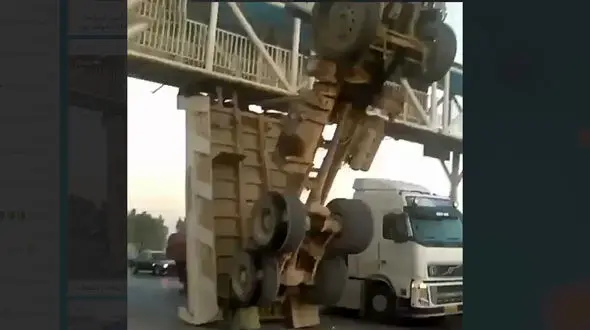 عجیب ترین تصادف جهان در اصفهان / کامیون تک چرخ زد + فیلم  و عکس