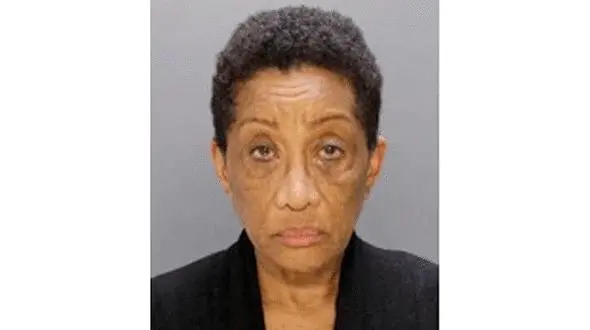 این زن اجساد مردگان را در خانه‌اش نگهداری می‌کرد / پلیس 3 جنازه کشف کرد