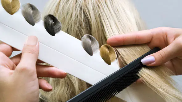 رنگ مو با موها چه می‌کند؟