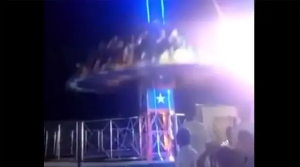 ببینید / حادثه وحشتناک در دستگاه سقوط ‌آزاد شهربازی / به پایین سقوط کرد + فیلم و عکس