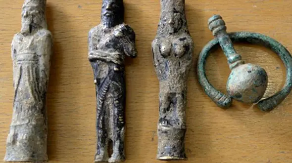 آگهی فروش مجسمه عتیقه در یک روزنامه