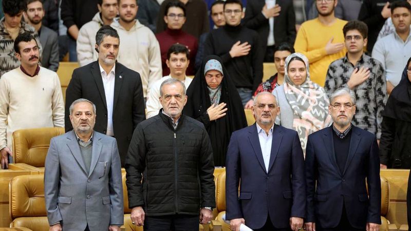 مسعود پزشکیان رئیس جمهوری در مراسم تجلیل از نشان آوران المپیادهای علمی جهان