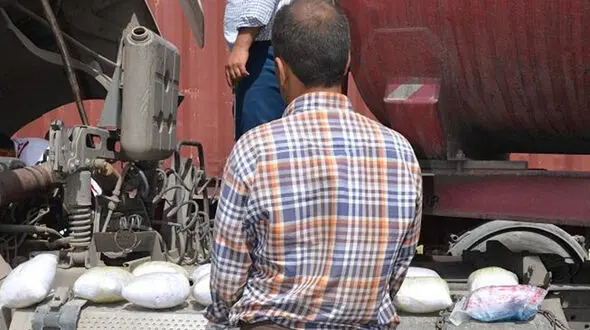 توقیف تریلی شیشه ای با تیزهوشی پلیس+عکس