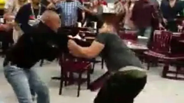 فیلم کتک کاری شدید چند زن و مرد در یک رستوران / درگیر به خاطر غذا بود+فیلم و عکس