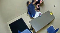 قاتل فرصت طلب اسلحه کمری پلیس را  برداشت / فیلم درگیری در اتاق بازجویی+ تصاویر