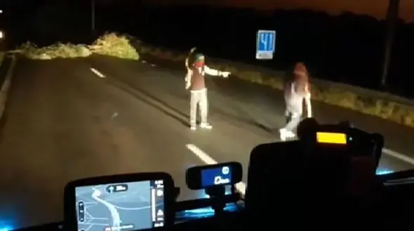 سد کردن جاده توسط مهاجران غیرقانونی+فیلم