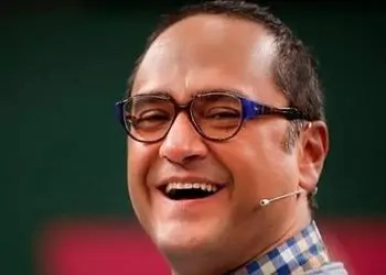 فیلم / پسر خاله کلاه قرمزی خطاب به رامبد جوان: یه ماشین قراضه به جای بابات و ننت و خودت به باد رفت، به دَرَک!