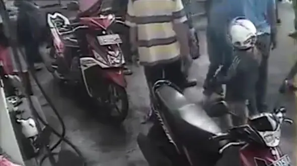 زیر گرفتن یک کودک در پمپ بنزین + فیلم