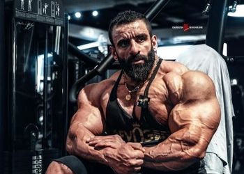 هادی چوپان: جلو 3 هزار نفر خٌرد شدم ؛ اولین بارم بود رفتم مسابقه خواستم فیگو بگیرم داور گفت داری چیکار میکنی بیا پایین...