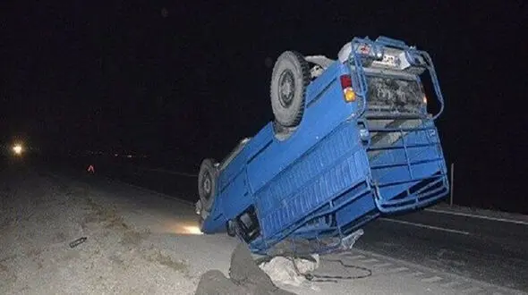 کشته شدن 2 نفر در واژگونی نیسان سایپا در محور بیستون