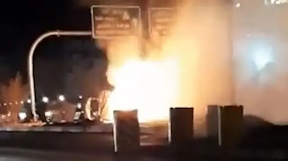 فیلم لحظه آتش سوزی وحشتناک پژو  206 در وسط خیابان / راننده گریخت +عکس