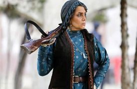 فیلم و عکس / نگاهی به چیدمان عهد عتیقه خانه الهام پاوه‌نژاد بازیگر  «شکارگاه»/ از فرش اصیل ایرانی تا جا شمعی قدیمی و ...