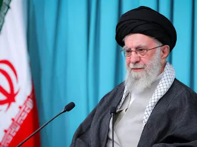 فیلم هدیه‌ مخصوص رهبری انقلاب به زنی که در ناآرامی های اخیر انگشت شوهرش را بریدند و انگشترش را دزدیدند/ درخواست این زن جوان از رهبر انقلاب چه بود ؟!