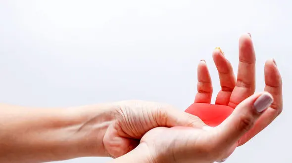 چرا دست خانم ها اکثرا سرد است؟ / از علت تا علائم