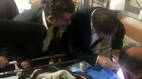 وزیر چشم شایان کوچولوی سنندجی را جراحی می کند + عکس