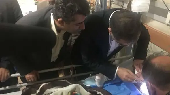 وزیر چشم شایان کوچولوی سنندجی را جراحی می کند + عکس